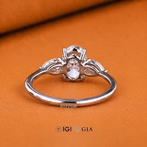 Bague de fiançailles ovale à trois pierres, 1,0 CT - 2,0 CT, bague en diamant ovale cultivé en laboratoire, diamants poire sur les côtés, bague en or blanc/jaune/rose - Product Image 3