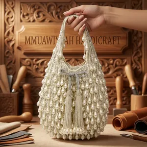Bolso único con cuentas, bolso POTLI, presenta un diseño artesanal adornado con perlas brillantes y elegantes borlas colgantes. - Product Image 3