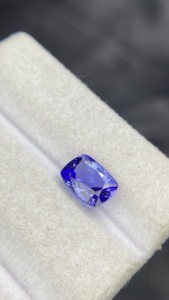 Pierre naturelle certifiée fascinante de 8x6 MM en Tanzanite, taille coussin longue, avec une couleur et un lustre excellents, Zoisite naturelle 1,76 carat - Product Image 3