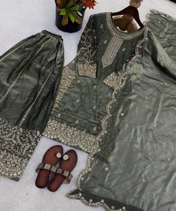 Ensemble haut, pantalon palazzo et dupatta en soie Fendi de créateur, brodé de sequins, tenue de fête, prix de gros, vêtement ethnique vert - Product Image 5