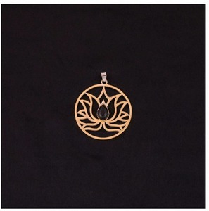 Pendentif tendance pour femme en laiton plaqué or et argent, motif lotus, taille 38x38MM, pour exportation en gros depuis l'Inde - Product Image 3