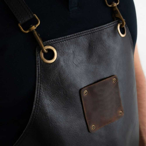 ผ้ากันเปื้อนผ้าไหมพิมพ์ลายโลโก้แบบนูนสั่งทำพิเศษสำหรับผู้ชาย ใช้ในร้านอาหาร บาร์ เนื้อผ้านุ่ม ทนทาน ใช้ได้ทุกวัน ปิดด้วยกระดุมแป๊ก - Product Image 4