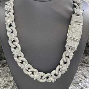 สร้อยคอโมอิสซาไนต์แบบ Cuban Link ประดับมุกน้ำจืดทรงดอกไม้ชุบทองคำสีกุหลาบบนเงินแท้ 925 พร้อมใบรับรอง IGI - Product Image 4