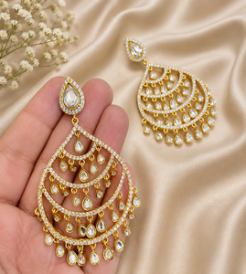 Pendientes de latón chapados en oro de calidad premium, con incrustaciones de polki y kundan, elegantes y modernos para mujeres y niñas, colección de bodas. - Product Image 1