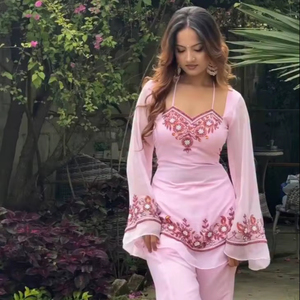 ชุดคุर्ตาปักลายสีชมพูดีไซเนอร์ พร้อมกางเกงปาลาซโซ |   ชุดทำงานลายดอกไม้สไตล์ชาติพันธุ์สำหรับผู้หญิง |   ชุดงานเลี้ยงเทศกาล - Product Image 1