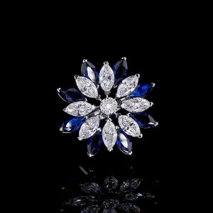 Bague à grappe florale en diamant de laboratoire bleu et blanc de taille marquise - Product Image 3