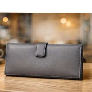 Cartera tipo sobre de cuero PU color lavanda que funciona como un bolso de mano funcional con compartimentos para tarjetas y dinero en efectivo. - Product Image 3