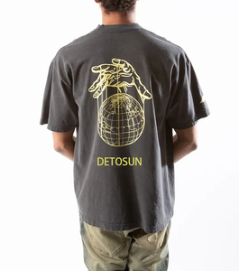 เสื้อยืดแขนสั้นสีเทาเข้มสำหรับผู้ชาย ผ้าฝ้าย พิมพ์ลายโลโก้ด้านหน้า ทรงปกติ สวมใส่สบาย คอกลม ผ้าเจอร์ซีย์ จากผู้ผลิต - Product Image 2