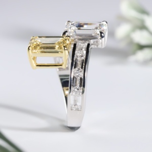Anillo de Compromiso de Oro Blanco con Diamante Corte Esmeralda y Banda de Dos Piedras Amarillas de Estilo Elegante, Joyería Fina para Boda - Product Image 3