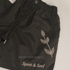 Spirit & Soul Pantalones cortos negros con bordado floral para hombre, cintura media, con cordón, informales, de secado rápido - Product Image 3