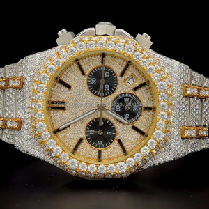 Reloj Cronógrafo Iced Out VVS Moissanite en Oro Amarillo y Plata Bicolor con Esfera Completamente Adornada con Diamantes y Subesferas Negras de Lujo - Product Image 1