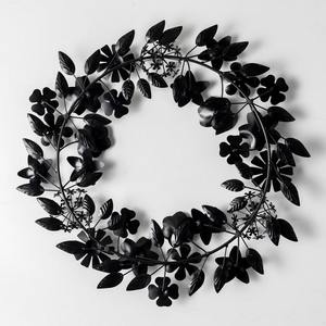 Couronne florale murale en métal artisanal, sculpture de luxe en fer forgé avec fleurs et feuilles, décoration moderne pour jardin et maison, ornement suspendu - Product Image 2