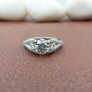 Bague de cocktail solitaire en argent sterling fantaisie avec moissanite VVS, sertie en canal, conçue sur mesure pour les fêtes, 100% personnalisée - Product Image 2