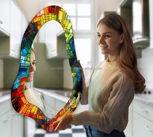 Espejo de pared de resina de alta demanda Acento elegante y funcional para el hogar para pasillos o baños Uso disponible al mejor precio - Product Image 2