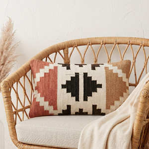 Housse de coussin Kilim neutre avec motif croisé sud-ouest pour un décor scandinave bohème et moderne bio - Product Image 2