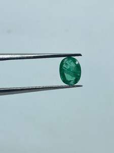 Piedra Preciosa Verde Esmeralda de Alta Claridad, Corte Ovalado, 0.69 Quilates, 5x6.40MM, para Joyería - Product Image 2