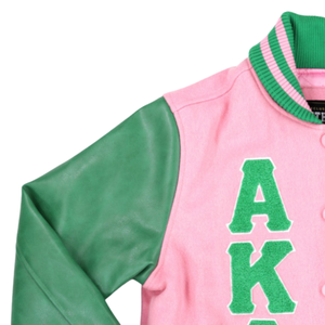 Chaqueta Varsity Rosa y Verde AKA, Cuerpo de Lana, Mangas de Cuero, Letras Bordadas en Chenille, Cierre de Botones a Presión, Ropa Exterior para Mujer - Product Image 4