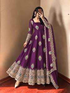 Ensemble trois pièces de robe longue moderne en soie Fendi pour femme, avec pantalon brodé et dupatta assorti - Product Image 1