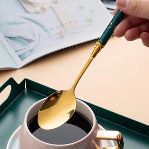 Ensemble de couverts de luxe en marbre vert avec poignées dorées, parfait pour les réunions de famille, l'accueil des invités et les cadeaux, provenant d'Inde - Product Image 6