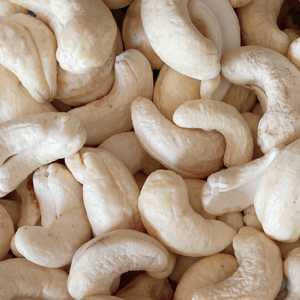 Fabrication de noix de cajou WW180, WW240, WW320, LP, noix de cajou brutes W320, vente en gros de noix de cajou exportées vers l'Asie, l'UE, le Moyen-Orient - Product Image 1