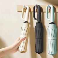 Parapluie pliant automatique à trois sections avec poignée annulaire inversée, revêtement noir, 10 baleines, personnalisable avec logo, pour le voyage, la vente au détail et les cadeaux d'entreprise