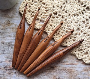 Crochet en bois d'élite, bords lisses sculptés avec précision, outil durable fait main pour le crochet et le tricot - Product Image 3