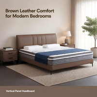 Cadre de lit moderne de luxe en cuir marron rembourré avec tête de lit à panneaux verticaux, matelas blanc et lattes en acier et bois pour mobilier de chambre