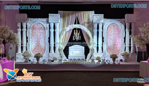 Decoración Glamorosa para Escenario de Boda con Pilares Mayur, Escenario de Boda en la Costa Sur con Tema de Pavo Real, Impresionante Mandap Dorado para Boda del Sur - Product Image 2
