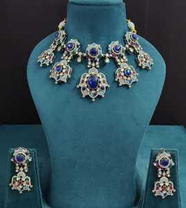 Collier de qualité supérieure avec de magnifiques boucles d'oreilles, design classique et unique, bijoux parfaits pour les mariages et les occasions festives - Product Image 1