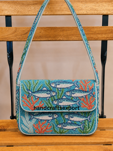 Sac à main artisanal perlé de haute qualité, coloré et tendance, avec motif poisson et corail - Product Image 1
