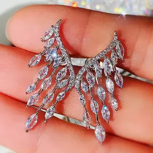 Élégantes boucles d'oreilles pendantes en diamant marquise en or blanc, boucles d'oreilles pendantes de luxe style feuille pour femme, bijoux étincelants pour mariée et soirée - Product Image 4