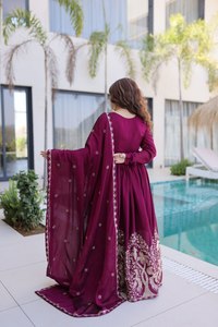 Robe Anarkali élégante brodée Rangoli Crush avec dupatta – Manches longues, col en V, tenue de fête - Product Image 4