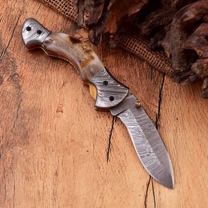 Cuchillo Plegable de Caza Personalizado de Damasco al por Mayor, Hecho a Mano, con Empuñadura de Madera Grabada a Mano con Águila, Cuchillo de Bolsillo de Grado Industrial, Cuero - Product Image 1