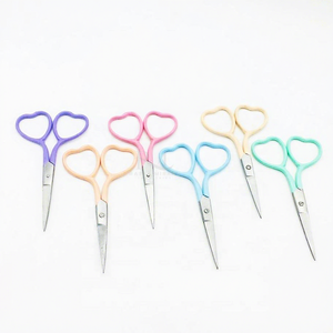 Tijeras de Manicura con Punta Plateada en Forma de Corazón, 6 Colores Diferentes con Recubrimiento en Polvo, Punta Recta y Afilada, Acero Inoxidable - Product Image 4
