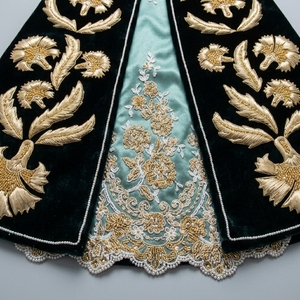 Kaftan ottoman traditionnel en velours, brodé à la main avec des motifs de carnations en fils d'or, mini-caftan turc décoratif - Product Image 3