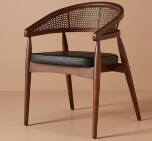 Chaise de salle à manger moderne en bois avec assise rembourrée en similicuir et dossier en rotin pour restaurants et bars - Product Image 1