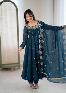 Conjunto de Traje Anarkali Moderno de Seda Crujiente Premium con Bordado Intenso para Bodas y Diwali - Product Image 3