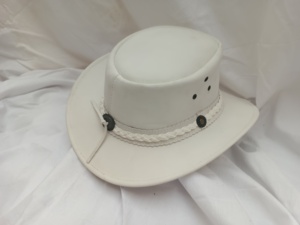 Chapeau de cowgirl classique en cuir blanc avec bande tressée, style western, large bord, accessoire de mode équestre - Product Image 4