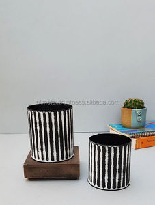 Maceta de escritorio acanalada de metal blanco y negro para el hogar y totalmente personalizable. - Product Image 2