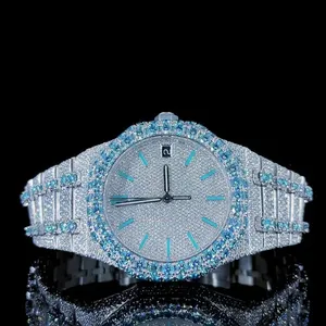 Reloj de lujo con diamantes blancos y azules para hombre, plateado, con moissanita, diseño pavé completo y esfera azul. - Product Image 1