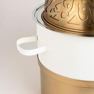 Plat de service de luxe de style arabe en or avec couvercle ajouré découpé au laser du Moyen-Orient et support métallique pour réceptions de mariage - Product Image 6