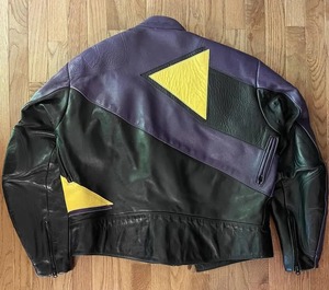 เสื้อแจ็คเก็ตมอเตอร์ไซค์ Vanson Leathers สีม่วงและดำ แต่งดีเทลสีเหลืองโดดเด่น พร้อมแผ่นป้องกัน CE สำหรับนักขี่ - Product Image 2