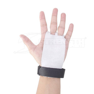 Agarraderas de gimnasia con diseño de muñequera ajustable, diseñadas para barras de dominadas y entrenamientos diarios en el gimnasio. - Product Image 4
