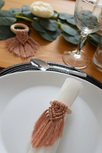 Anneaux de serviette en macramé bohème avec pompons, anneau en bois, accessoire de table décoratif pour mariage, fête, largeur 4,5 cm, respectueux de l'environnement - Product Image 2