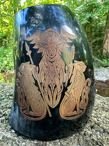 Jarra de Cuerno Natural Pulido Hecha a Mano, Estilo Medieval con Grabado de Animales y Asa - Product Image 2