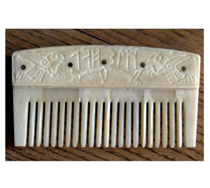 Peine de Hueso de Búfalo Hecho a Mano en India, Ecológico y Moderno, con Diseño de Flores Talladas, para Masaje Capilar - Product Image 1