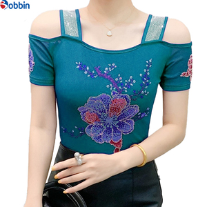Camiseta negra de mujer con hombros descubiertos, cuello cuadrado, estampado de pedrería, flores rojas, ajuste ceñido, manga corta, top de verano - Product Image 6