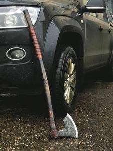 Hacha Vikinga Industrial Forjada a Mano Personalizada, de Acero con Alto Contenido de Carbono, con Espiga Plana, Hoja de 5 Pulgadas y Mango de Madera de Fresno de 17 Pulgadas - Product Image 3