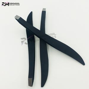 Pinzas para Cejas Personalizadas RMI con Recubrimiento de Polvo Negro / Punta Plateada de Acero Inoxidable, Juego de Pinzas de Punta Recta - Product Image 3