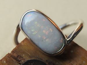 Anillo de Boda de Ópalo Sólido Australiano - Plata con Múltiples Colores de Fuego, Estilo Clásico con Engaste de Puntas - Talla 5 de EE. UU., Hecho a Mano, Regalo para Ella - Product Image 4